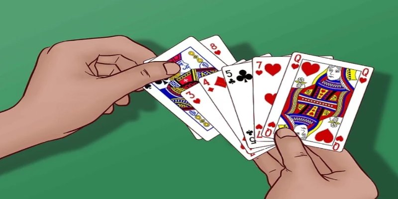 Bài sau phải mạnh hơn bài trước theo xếp hạng tay bài truyền thống của poker